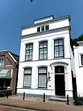 Woonhuis in aan het neoclassicisme ontleende stijl