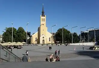 Zicht vanuit het westen op het plein en de Sint-Janskerk