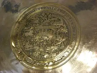 Jagerschaal (inzet), met de halfronde eetbank, een stibadium