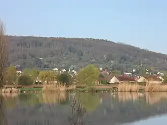 Het dorp gezien vanaf de andere kant van het lac de Vaivre