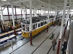 Uitzicht vanaf de bovenverdieping van dubbeldekstram KS 22 over de Valby Gamle Remise. In het midden motorwagen KS 327 (bouwjaar 1912).