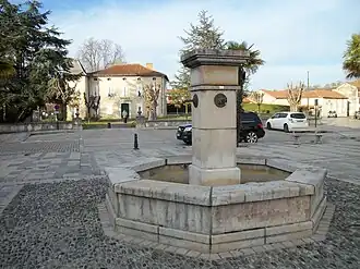 Fontein; op de achtergrond het gemeentehuis