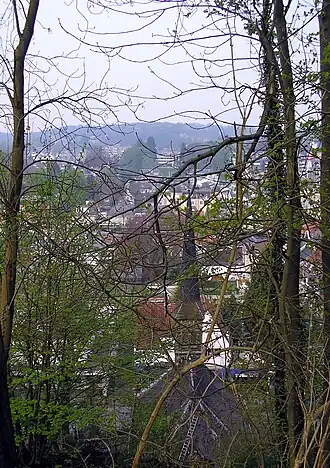 Gezicht op de Hervormde kerk vanaf het Rotspark