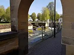 Herbouwd poortje bij voormalig bolwerk Palanka