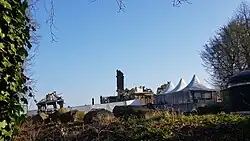 De ruïne van de Wilhelminatoren dagen na de instorting