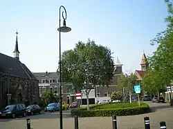 Van Limburg Stirumstraat met links het Van Limburg Stirumplein en op de achtergrond de Heilig Hartkerk