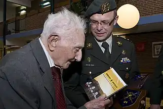 Van den broek overhandigt de 107-jarige een cadeau