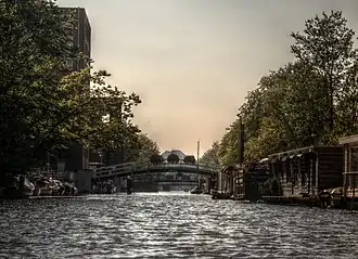 Het Jacob van Lennepkanaal gezien naar de Kostverlorenvaart met links enkele gebouwen van het vroegere Wilhelminagasthuis, september 2013.