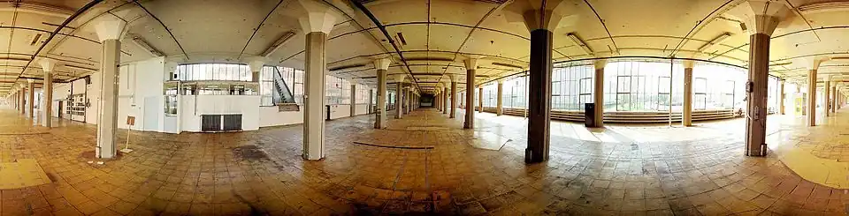 360° panorama van het interieur van een van de grote fabriekshallen in het hoofdgebouw.