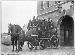 Brandweer-Politiepost, later Politieposthuis aan de Van Baerlestraat 33-37. Stoomspuit Triton werd op 1 mei 1896 overgenomen van Nieuwer-Amstel. Foto: Jacob Olie; 1892.