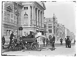 Oefening van de Brandweer Nieuwer-Amstel voor het Concertgebouw aan de Van Baerlestraat 98, hoek Jan Willem Brouwersplein. Stoomspuit Triton werd op 1 mei 1896 overgenomen van Nieuwer-Amstel. Foto: Jacob Olie; 1894.