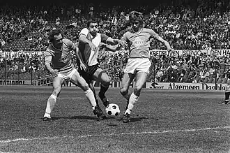Pala (VVV, links) in duel met Jan van Deinsen (Feyenoord) op 6 mei 1979.