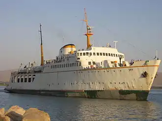 Veerboot over het meer in de haven van Van