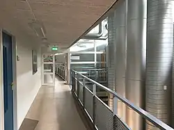 Een gang op de 2e etage, in het gebouw van de locatie in Velp