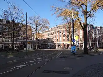 Van Limburg Stirumplein, oktober 2011 Links: Abri; rechts: peperbus