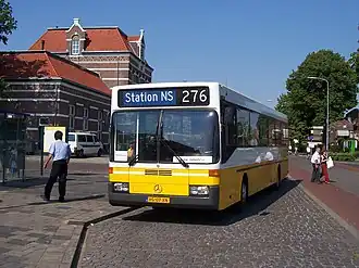 Deze bussen bepaalden jarenlang het beeld van het openbaar busvervoer in de regio Gouda-Rotterdam en omgeving. Hier staat een voormalige lijnbus in Tiel, nu in dienst bij touringcaronderneming Van Zanten.