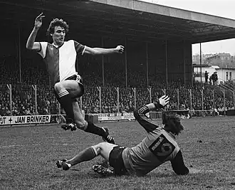 Gerard van der Lem scoort langs Vitesse's doelman Nijhuis in april 1979, Vitesse-Feyenoord 1-1. Feyenoord eindigde dat seizoen 1978/79 als 2de van de 18 clubs in de eredivisie, met 62 goals vóór en 19 goals tegen (doelsaldo +43).