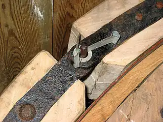 Spijlbout als scharnier tussen vangstukken geborgd met een luns