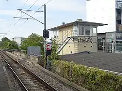 Uitrijsein en seinhuis aan de westkant.