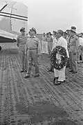 Wali Negara Soematera Timoer (Hoofd van Oost-Sumatra) dr. Mansoer (Mansur) met een krans op het vliegveld van Medan, 27 december 1947