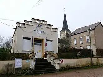 Gemeentehuis met kerk Saint-Léger in achtergrond