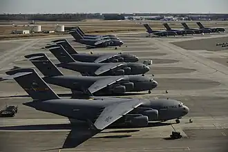 11 Boeing C-17 Globemaster III toestellen op de tarmac van Charleston Air Force Base