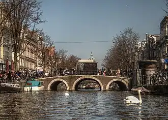 Varkenssluis, gezien naar de Sint Nicolaaskerk (april 2013)