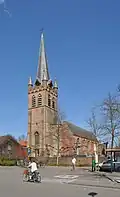 Parochiekerk Sint-Mauritius met kerkhof
