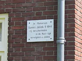 Plaquette voor de dames Jolink aan hun vroegere woonhuis, (thans) Dames Jolinkweg, Varsseveld