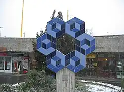 Beeld van Vasarely in Boedapest bij het Déli Pályaudvar (treinstation zuid)