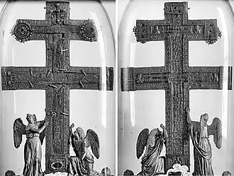 Voor- en achterkant van het patriarchaalkruis met 19e-eeuwse engelen, thans in de schatkamer van de Sint-Pietersbasiliek in Vaticaanstad, in 1939 gefotografeerd tijdens een tentoonstelling in de dom van Utrecht