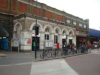Het stationsgebouw onder het viaduct