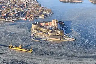 Vaxholmslot met Vaxholm op de achtergrond