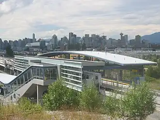 Het VCC-Clark Station, met uitzicht over de skyline van Vancouver