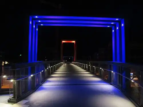 Brug bij het station, bij avond