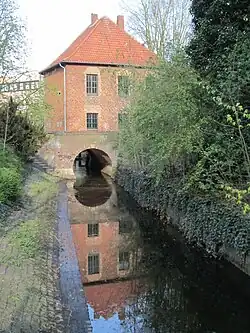 Kaponier (voormalig vestinggebouw, later gevangenis)