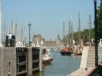 Deel van de Groote Zeesluis bij het Muiderslot.