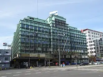 Foto van het gebouw Vesterport aan de Vesterbrogade in Kopenhagen. Op de foto is een straatbeeld te zien met een groot gebouw met meerdere verdiepingen. Boven de ingang van het gebouw is een bord te zien met de naam Vesterport.