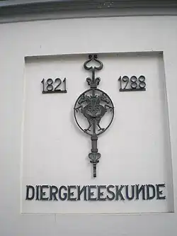 Poortgebouw Biltse Grift met steen in de muur aan de zijkant van het gebouw van diergeneeskunde 1821-1988