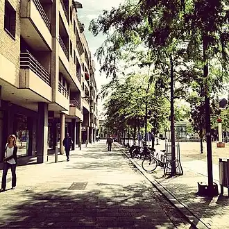 Noordzijde van de Veemarkt met links de winkelgalerij