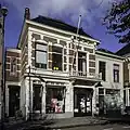 Winkelwoning met aangebouw achterhuis in neo-renaissancistische stijl