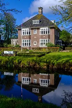 Villa (Nieuw-)Buitenwoel aan de Buitenwoelkade. Gebouwd in 1911 voor de burgemeester van Veendam jonkheer Eltjo van Beresteyn naar ontwerp van (bevriend) architect Jan Stuivinga iets ten zuiden van de plaats van de in 1908 afgebroken veenborg (Oud-)Buitenwoel.