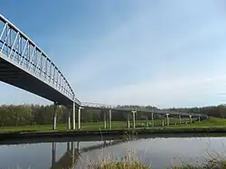 Veeneikbrug, gezien vanaf de waterkant Bijlmerweide.