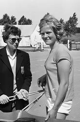 Meike de Vlas (rechts) met haar coach Lien Veenstra in 1964