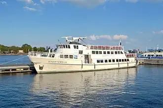 De voormalige veerboot Stortemelk wordt sinds 2015 gebruikt als partyschip op het IJ. De Ruijterkade; september 2023.