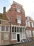 Huis met lichtgevel, aan de hoeken ingezwenkt