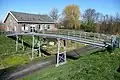 Voetgangersbrug naar de woningen voor sluisknechten