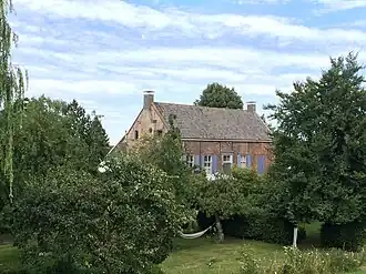 Het veerhuis, gezien vanaf de dijk.