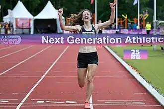 Veerle Bakker wordt kampioene 10.000 m tijdens Next Generation Athletics 2024 in Nijmegen.