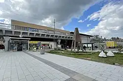 Het busstation en de stationshal tussen de sporen.